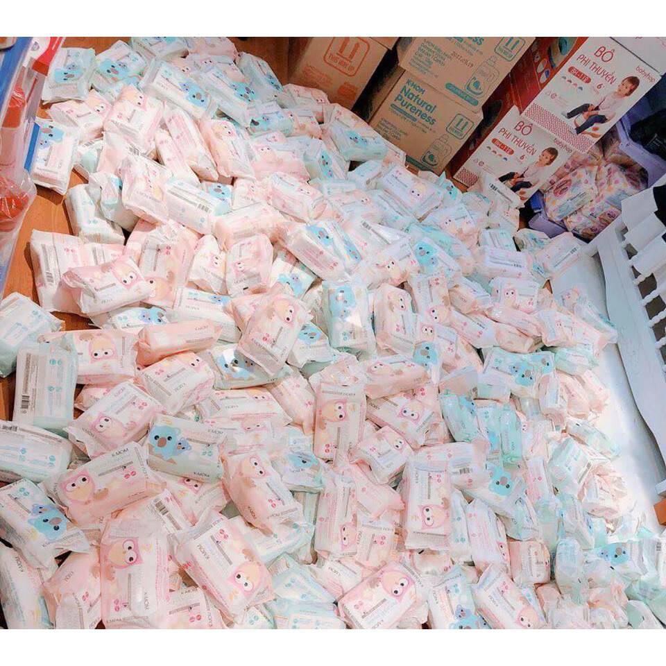 Khăn ướt hữu cơ KMOM cao cấp vân thường Hàn Quốc gói 100 tờ (thùng 18 gói)