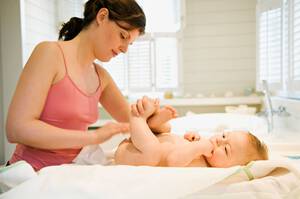 Hướng Dẫn Cách Vệ Sinh Vùng Kín An Toàn Cho Bé Gái Sơ Sinh