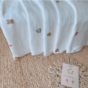 Chăn gạc xô Monona 4 lớp màu trắng họa tiết
