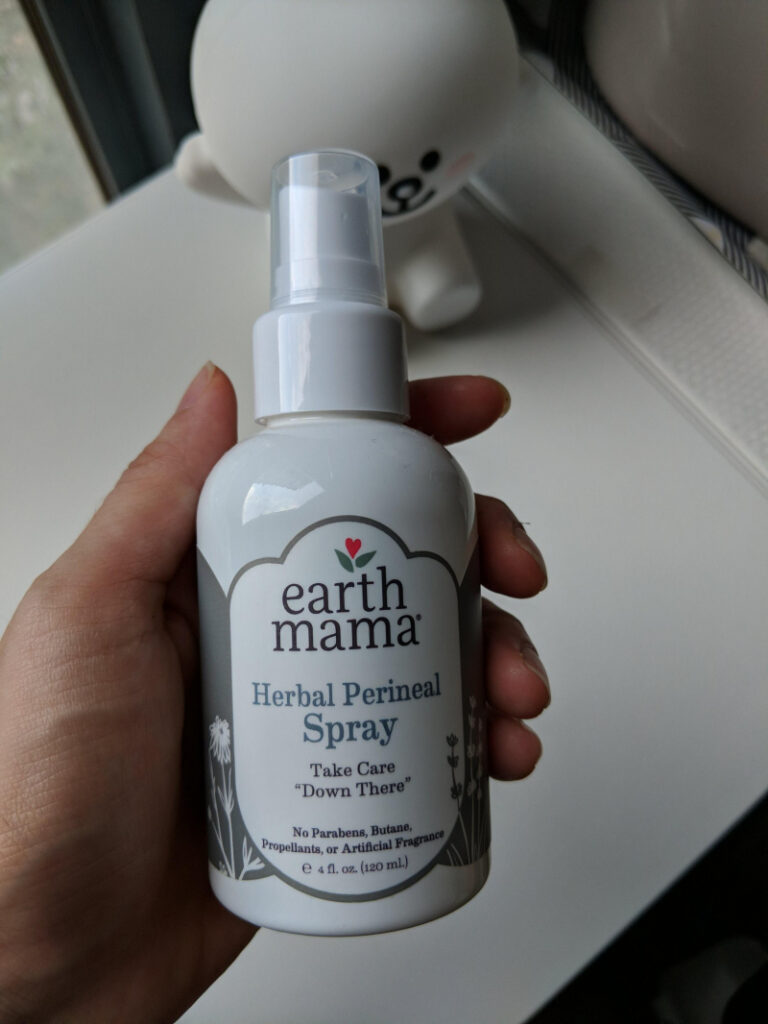 Xịt giảm đau vết khâu tầng sinh môn Earth Mama 120ml 6 Xịt Giảm đau Vết Khâu Tầng Sinh Môn Earth Mama 120ml (1)